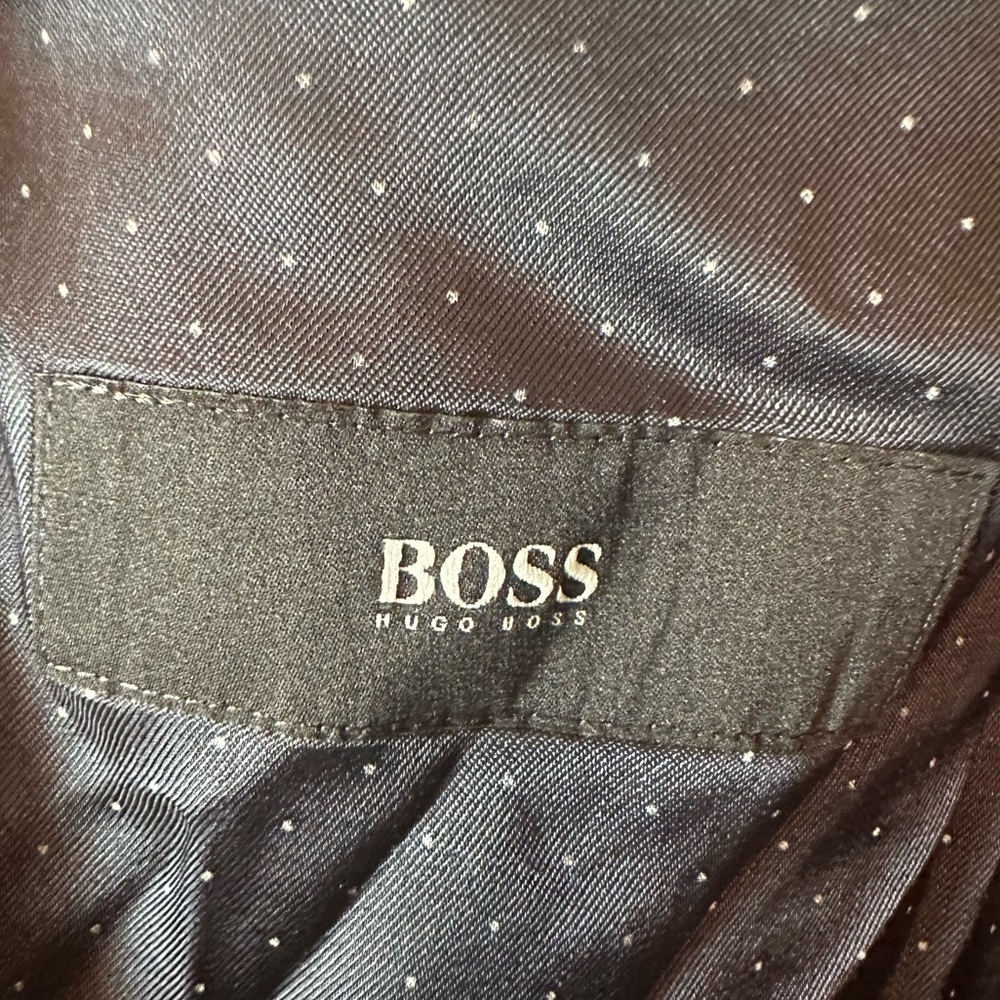 Hugo Boss Size 40R - Picture 3 of 10